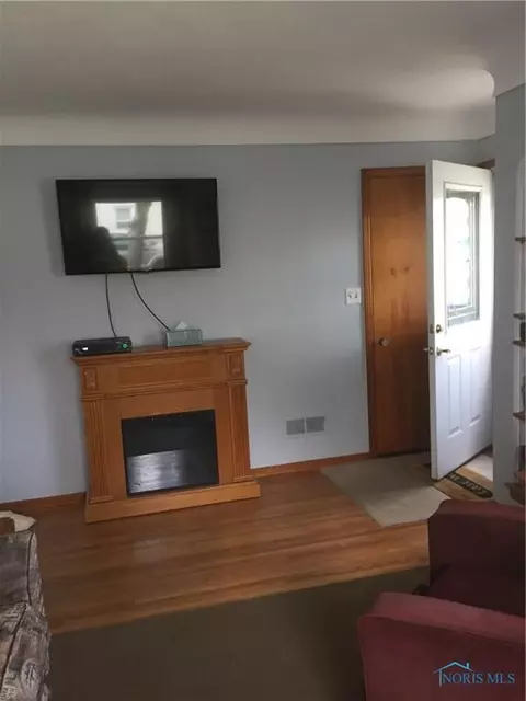 923 Scott St, Maumee, OH 43537 photo 4