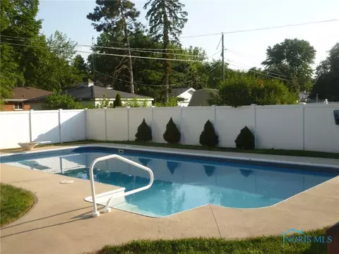 2367 Valeway Dr, Toledo, OH 43613 photo 3