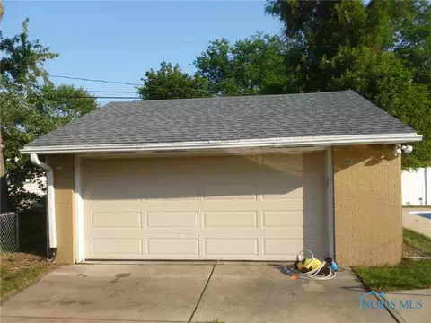 2367 Valeway Dr, Toledo, OH 43613 photo 2