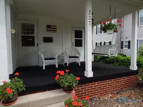 237 E Oak St, Wauseon, OH 43567 photo 3
