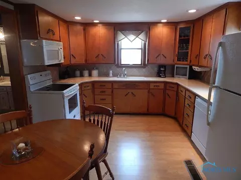 237 E Oak St, Wauseon, OH 43567 photo 9