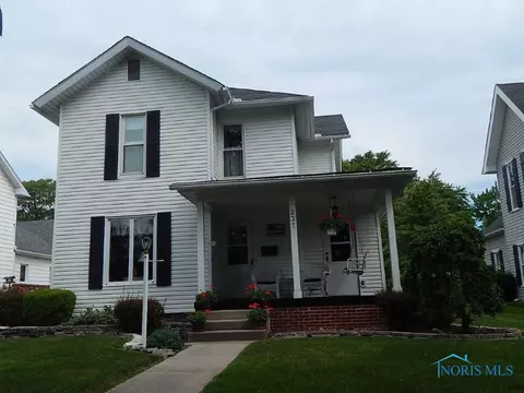 237 E Oak St, Wauseon, OH 43567 photo 2