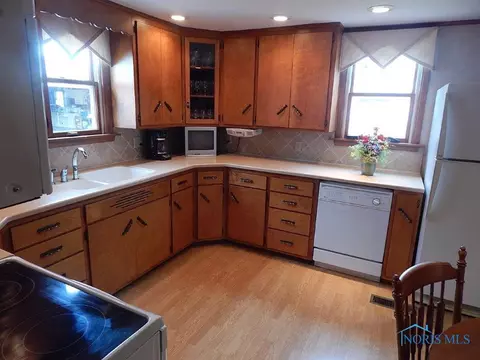 237 E Oak St, Wauseon, OH 43567 photo 10