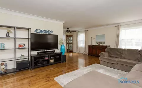 910 Phillips St, Maumee, OH 43537 photo 4