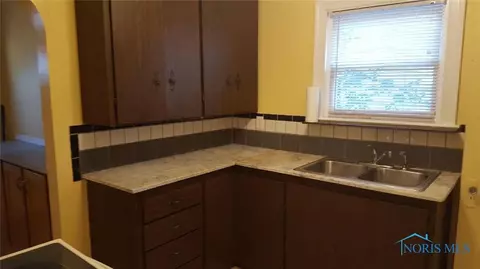 2007 Barrows St, Toledo, OH 43613 photo 7