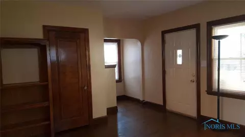 2007 Barrows St, Toledo, OH 43613 photo 3