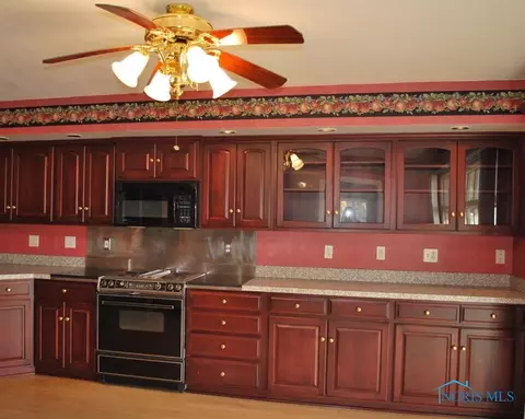 355 E Superior St, Wauseon, OH 43567 photo 2