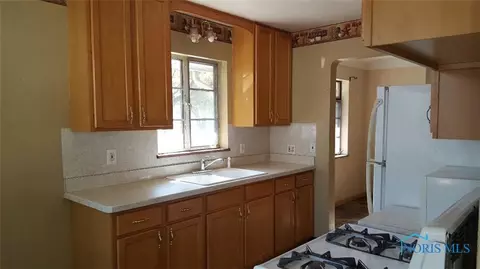 1018 Scribner St, Maumee, OH 43537 photo 6