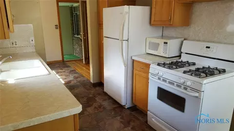 1018 Scribner St, Maumee, OH 43537 photo 5