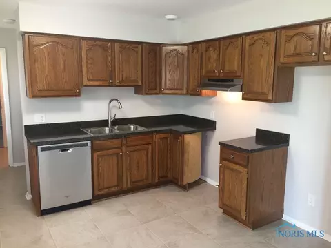 107 Windsor Rd, Walbridge, OH 43465 photo 2