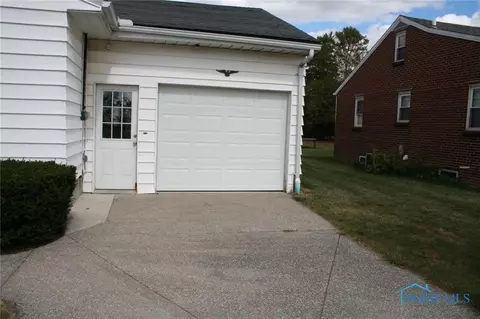 405 E Union St, Walbridge, OH 43465 photo 3