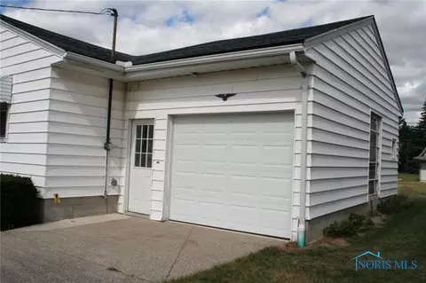 405 E Union St, Walbridge, OH 43465 photo 4