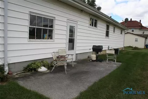 405 E Union St, Walbridge, OH 43465 photo 5