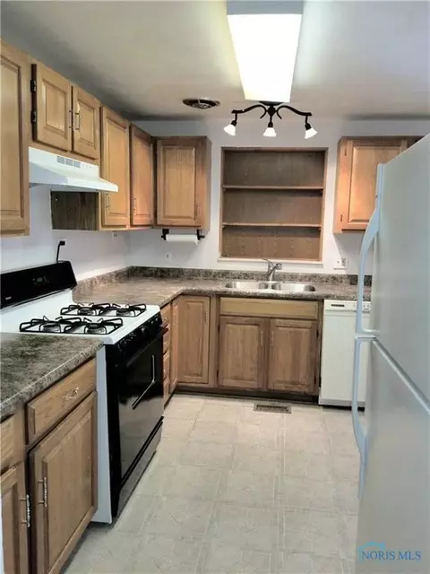232 Ember Dr, Oregon, OH 43616 photo 5
