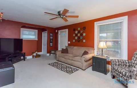 232 E Perry St, Walbridge, OH 43465 photo 7