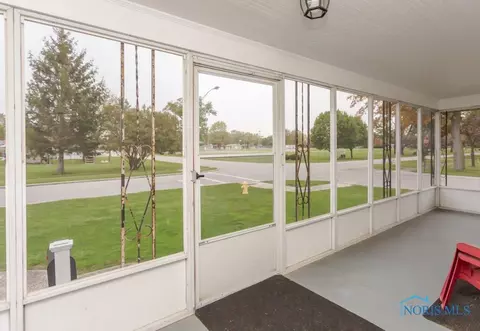 232 E Perry St, Walbridge, OH 43465 photo 4