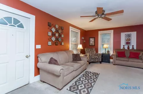 232 E Perry St, Walbridge, OH 43465 photo 6