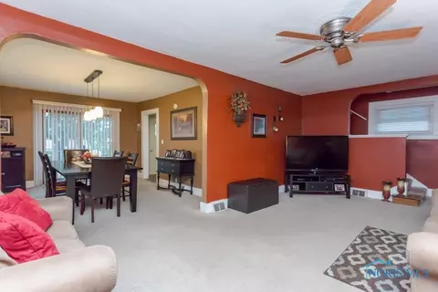 232 E Perry St, Walbridge, OH 43465 photo 8