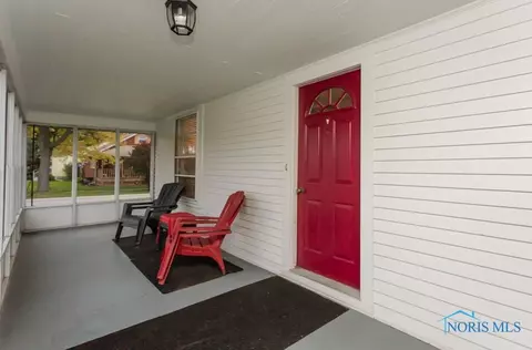 232 E Perry St, Walbridge, OH 43465 photo 3