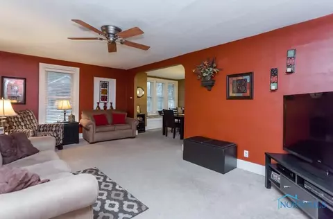 232 E Perry St, Walbridge, OH 43465 photo 5