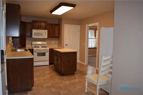 104 Guy St, Walbridge, OH 43465 photo 9