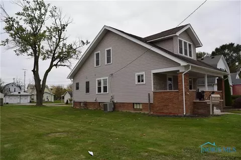 104 Guy St, Walbridge, OH 43465 photo 2