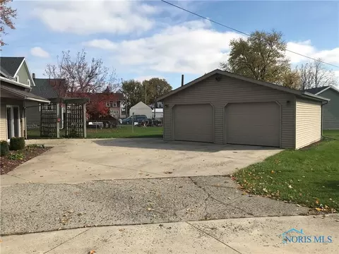 404 E High St, Bryan, OH 43506 photo 2