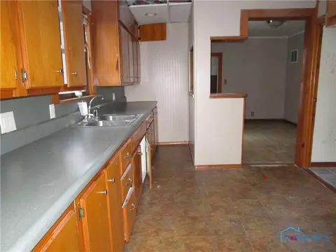 201 E Union St, Walbridge, OH 43465 photo 8