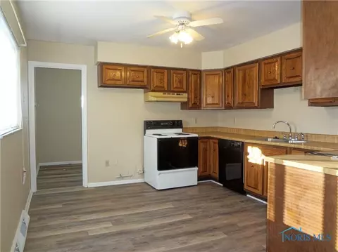 2833 Trimble Rd, Toledo, OH 43613 photo 2