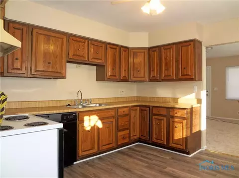 2833 Trimble Rd, Toledo, OH 43613 photo 3
