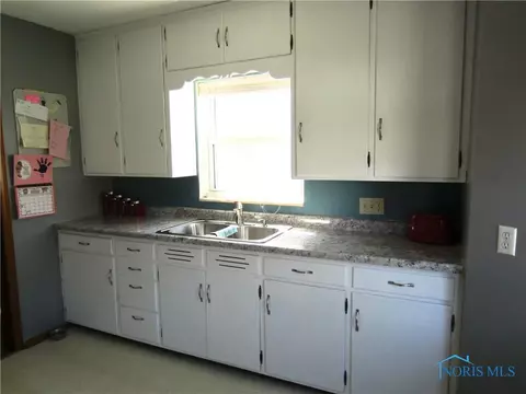 560 Robindale Ave, Oregon, OH 43616 photo 10