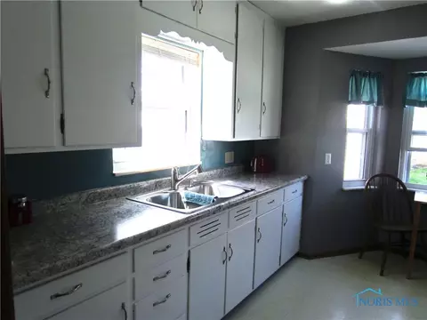 560 Robindale Ave, Oregon, OH 43616 photo 9