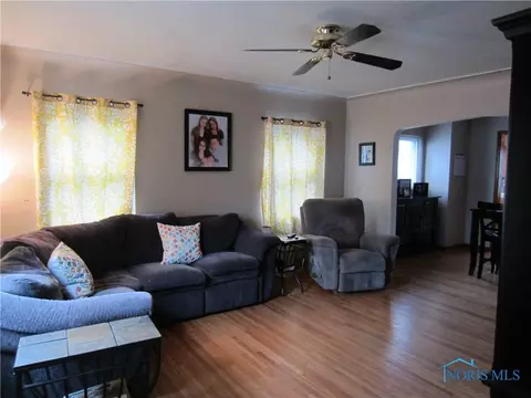 560 Robindale Ave, Oregon, OH 43616 photo 2