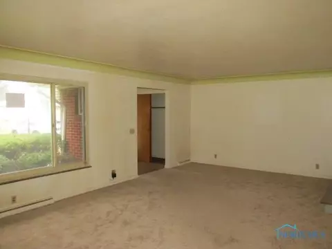 810 Mackow Dr, Toledo, OH 43607 photo 2