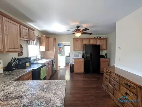 427 N Edwards St, Ada, OH 45810 photo 5