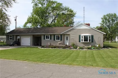 135 E Hubbard St, Hamler, OH 43524 photo 2