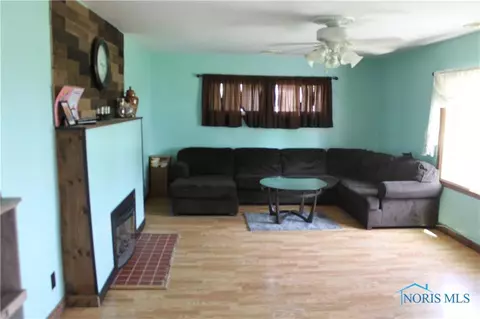 135 E Hubbard St, Hamler, OH 43524 photo 6