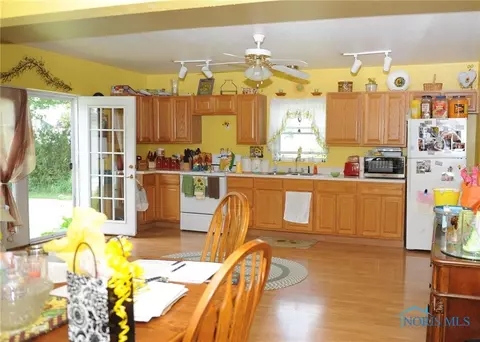 118 S Adrian St, Lyons, OH 43533 photo 3