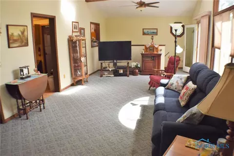 806 Cherry St, Genoa, OH 43430 photo 5