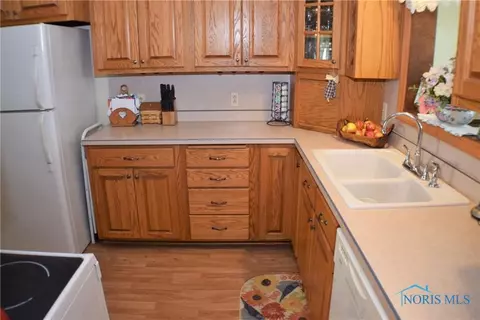 806 Cherry St, Genoa, OH 43430 photo 7