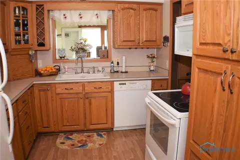 806 Cherry St, Genoa, OH 43430 photo 8