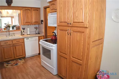 806 Cherry St, Genoa, OH 43430 photo 9