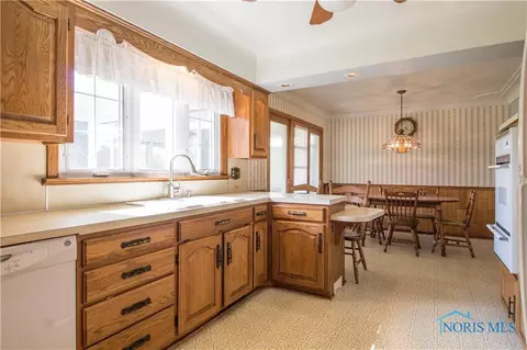 207 Parkview Dr, Walbridge, OH 43465 photo 7