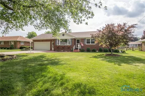 207 Parkview Dr, Walbridge, OH 43465 photo 1