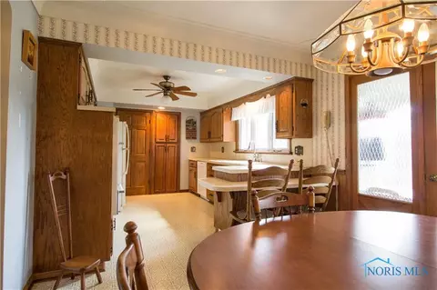 207 Parkview Dr, Walbridge, OH 43465 photo 6