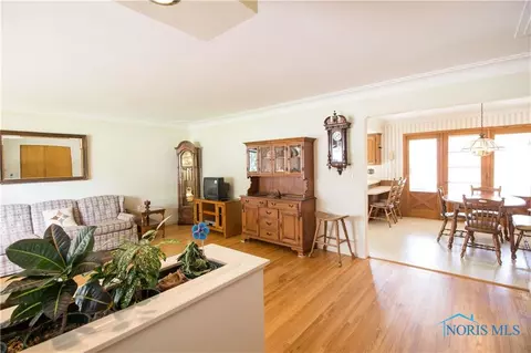 207 Parkview Dr, Walbridge, OH 43465 photo 4