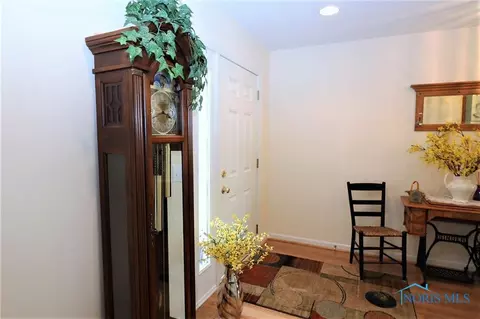 7009 Springview Dr, Maumee, OH 43537 photo 4