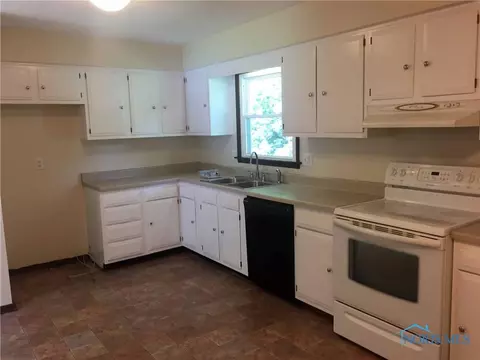 111 S Blackman Rd, Bradner, OH 43406 photo 6