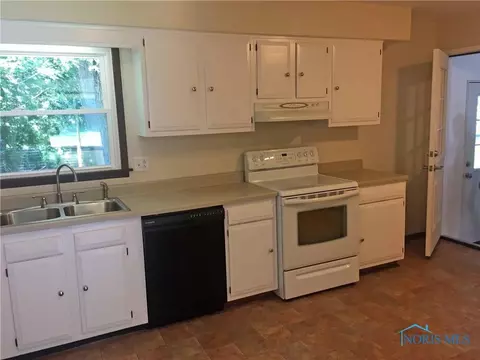 111 S Blackman Rd, Bradner, OH 43406 photo 5