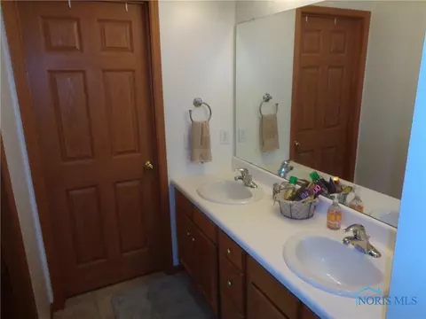 5727 Bermuda Dr, Walbridge, OH 43465 photo 4